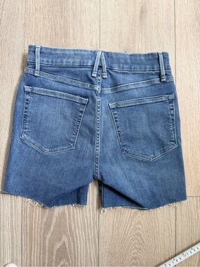 Good American Mid-Wash Denim Cutoff Shorts 6/28